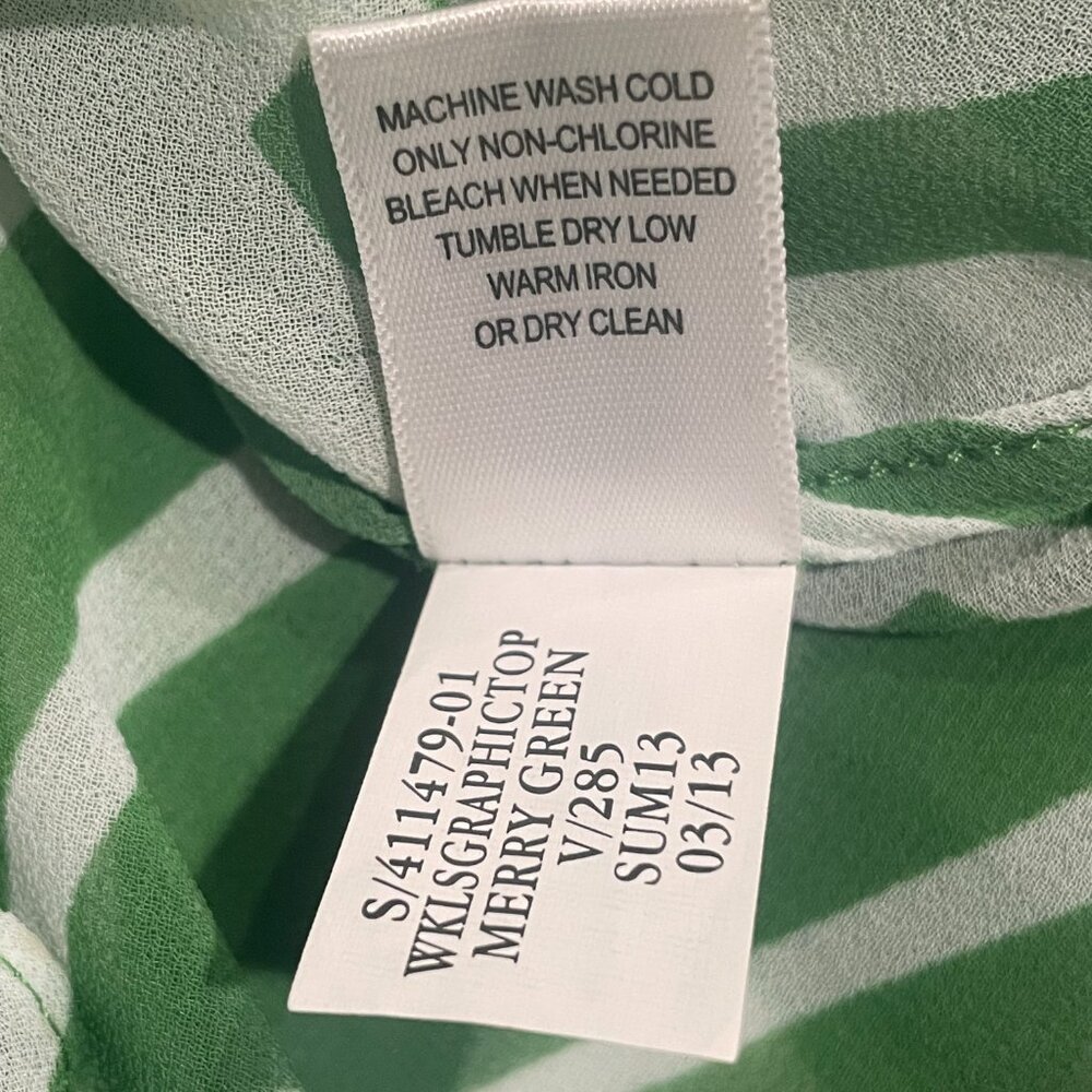 Banana Republic Merry Green Graphic‎ Top with V-Neck, Size Small - Picture 5 of 6